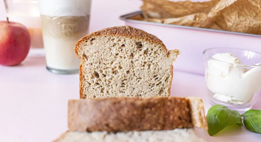 Frisches **Sandwichbrot** mit Butter, Milch und einem Apfel für ein leckeres Frühstück.