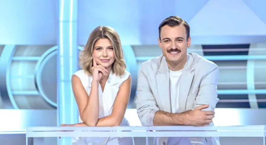 Uśmiechnięta para prowadzących w studiu, gotowa do kręcenia kołem fortuny w jakie dni.