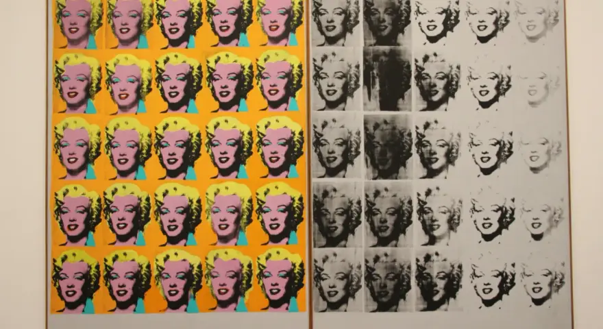 Ikony Marilyn Monroe w żywych kolorach i monochromatycznych wariacjach, klasyczny przykład sztuki nowych mediów.
