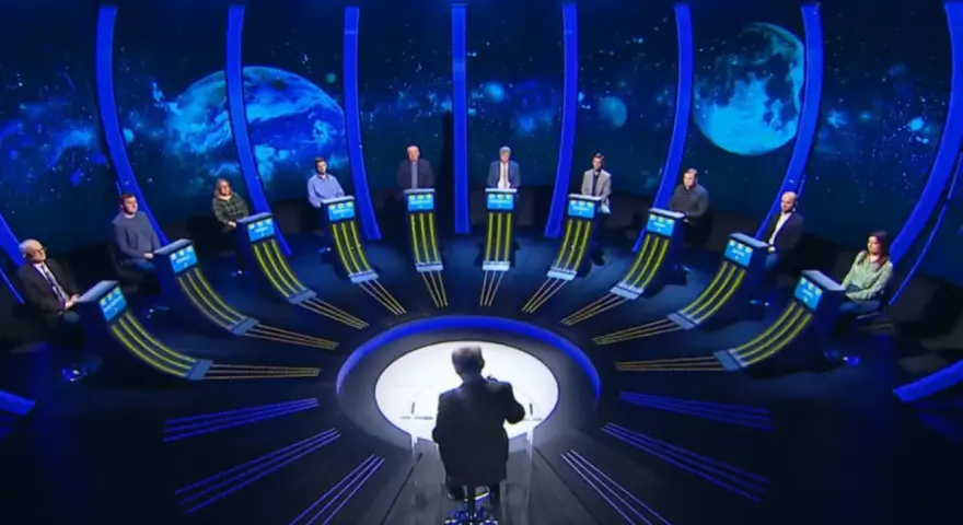 Dziesięciu uczestników czeka na swoją kolej w teleturnieju. Czy to już ten moment, o której godzinie?