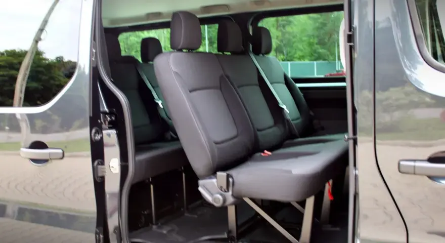 Ile pali bus 9-osobowy? Poznaj realne spalanie i oszczędzaj!