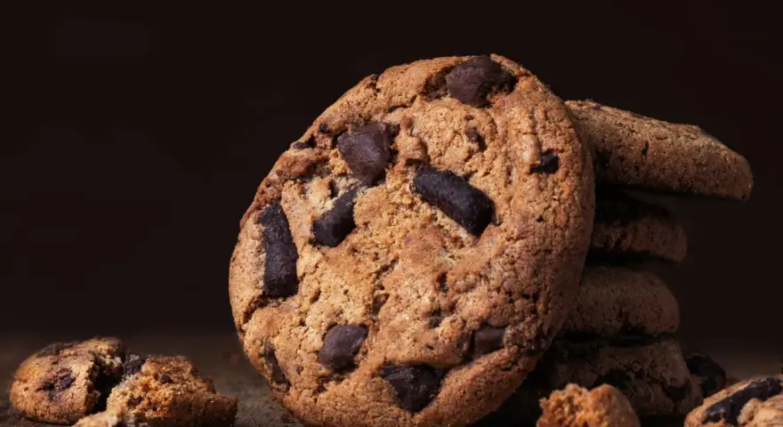 Knusprige american cookies mit Schokoladenstückchen, perfekt für ein gemütliches Nachmittagessen.