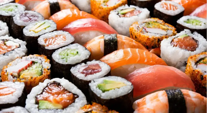 Mnóstwo pysznego sushi: nigiri z łososiem, tuńczykiem, krewetką i rolki z awokado, ogórkiem, krabem. Tak wygląda sushi, co to za uczta!