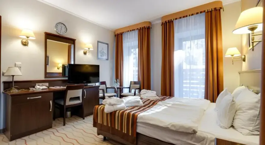 Czy można wynająć pokój w hotelu nie mając 18 lat? Zasady i wymagania