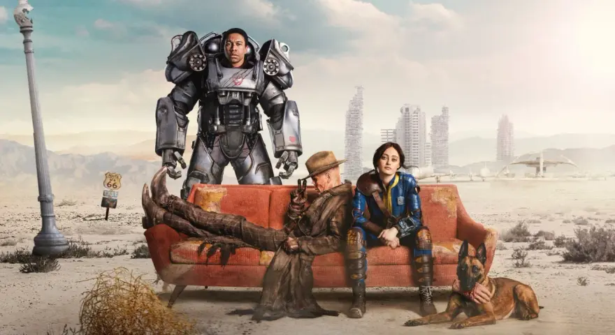 Personajes de Fallout 4 en un sofá desértico. Un soldado en armadura, un hombre con sombrero y una mujer con uniforme azul, junto a un perro. El amor en el páramo, un posible fallout 4 romance.