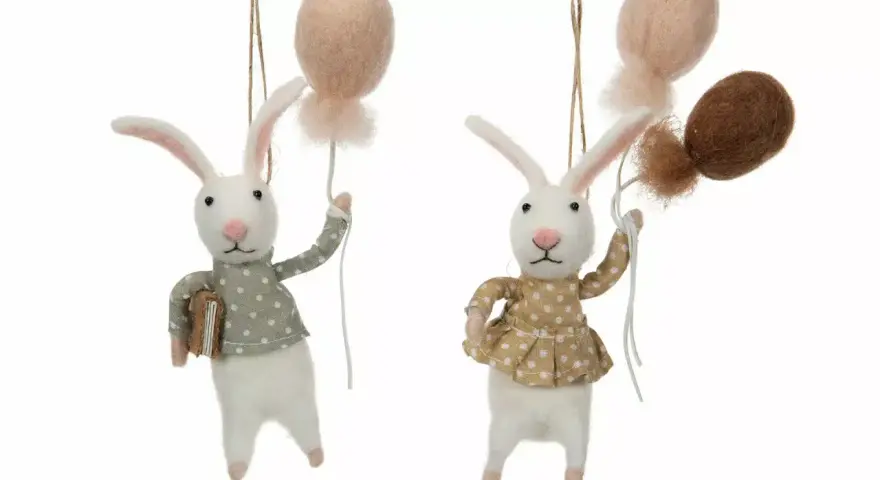 Två filthare med ballonger. Den ena håller en bok, den andra en baby ballong.