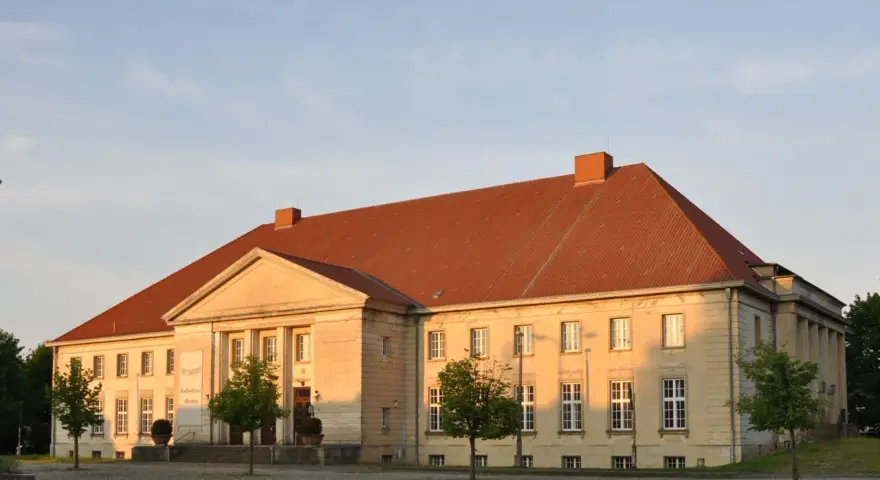 Die Orangerie Ludwigslust, ein Kulturhaus, erstrahlt im warmen Abendlicht.