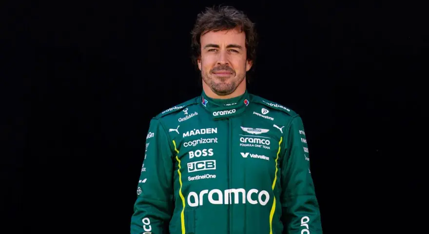 Fernando Alonso, piloto español de Aston Martin, luce su mono de competición.