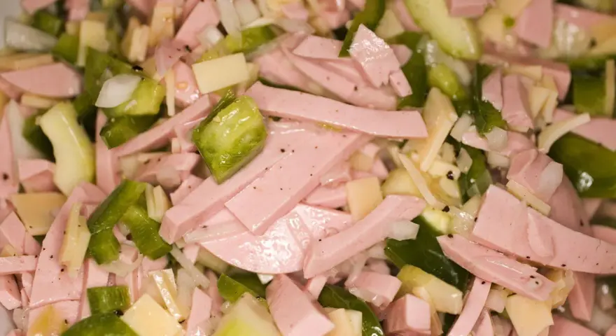 Leckerer Wurstsalat, perfekt für ein schnelles wurstsalat rezept. Mit Wurst, Käse, Paprika und Zwiebeln.
