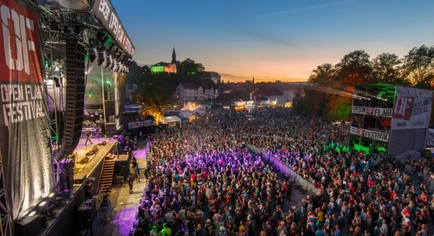 Ein riesiges Open Air Festival mit tausenden Besuchern. Die Bühne ist beleuchtet, die Menge feiert. Heute sind hier tolle Konzerte!