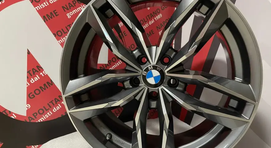 Cerchi in lega 17 BMW con design a turbina, grigio antracite e inserti diamantati. Perfetti per dare un tocco sportivo alla tua auto.