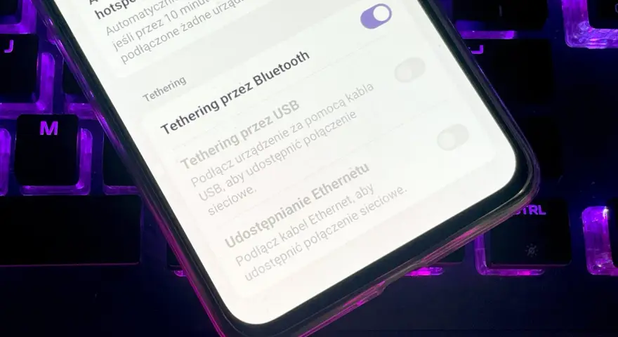Jak udostępnić internet z telefonu? Na ekranie widać opcje tetheringu: przez Bluetooth, USB i Ethernet.