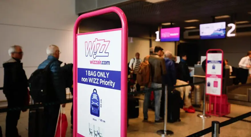 Zasady Wizzair: 1 bagaż podręczny (nie-WIZZ Priority) o wymiarach 40x30x20 cm.