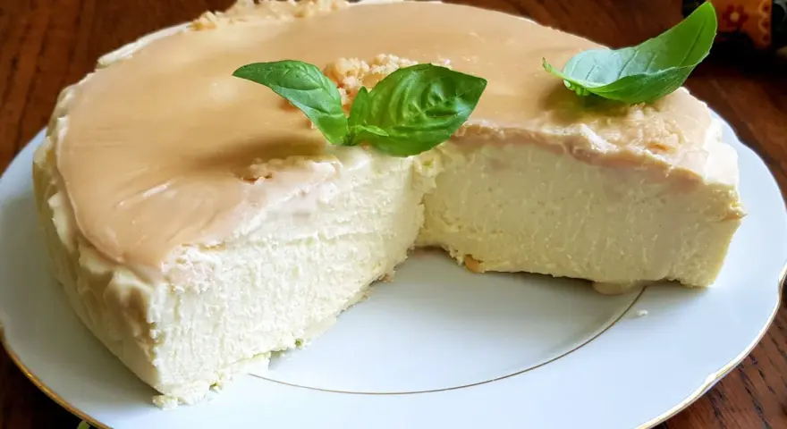 Pyszny, szybki keto sernik z delikatną polewą i listkami bazylii. Idealny deser dla dbających o linię.