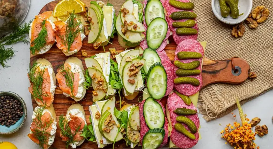 Eleganckie kanapki na przyjęcie: z łososiem, serem i gruszką, salami i ogórkiem. Idealne na każdą okazję.