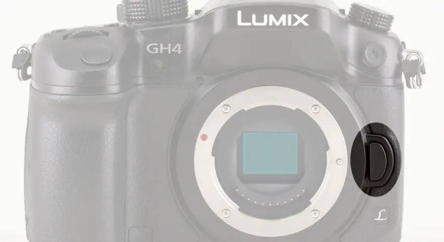Czarne, okrągłe zapięcie na pasku aparatu Panasonic Lumix GH4.