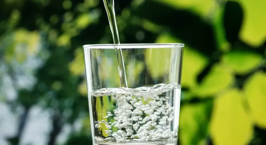 Rent vatten hälls i ett glas. Tänk på borra vattenbrunn pris för egen, ren tillgång.