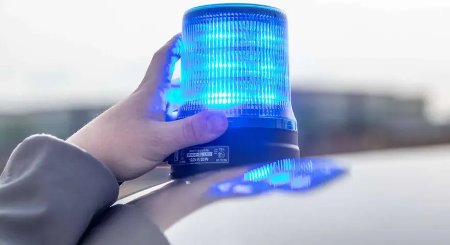 Blaulicht auf dem Auto? Das kann teuer werden! Mit blaulicht fahren strafe droht, wenn man nicht berechtigt ist.