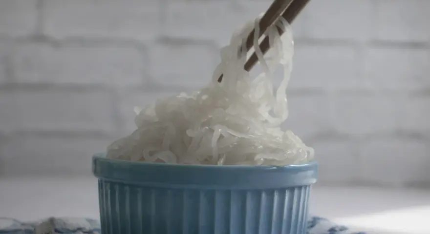 Makaron konjac na keto: czy warto? Zalety, wady, przepisy