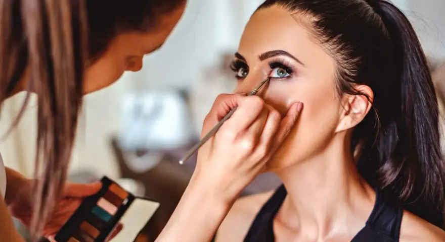 Makijażystka podkreśla spojrzenie modelki, tworząc efekt doe eyes.