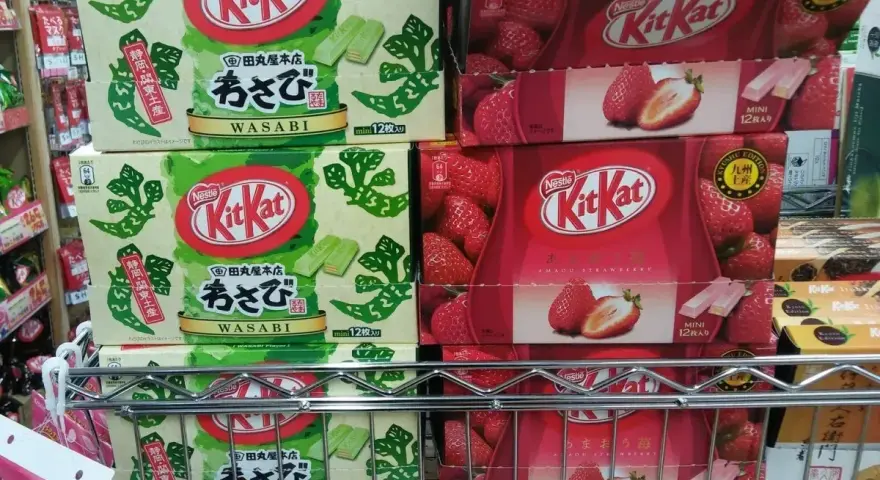 Japońskie Kit Katy: wasabi i truskawka. Idealne, by przywieźć z Japonii coś nietypowego.