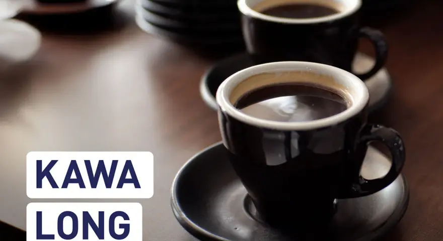 Dwie filiżanki aromatycznego espresso lungo na drewnianym blacie. Idealna kawa na początek dnia.
