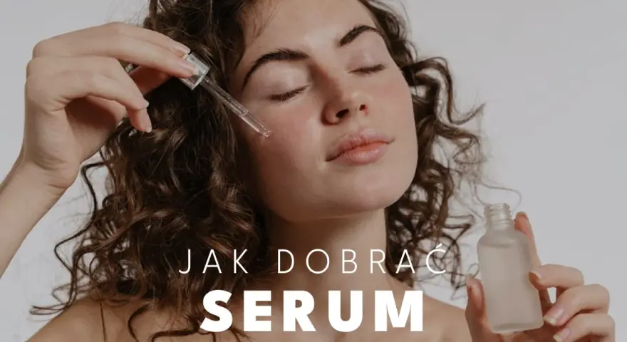 Kobieta aplikuje serum na twarz. Dowiedz się, co to jest serum i jak wybrać najlepsze dla siebie.
