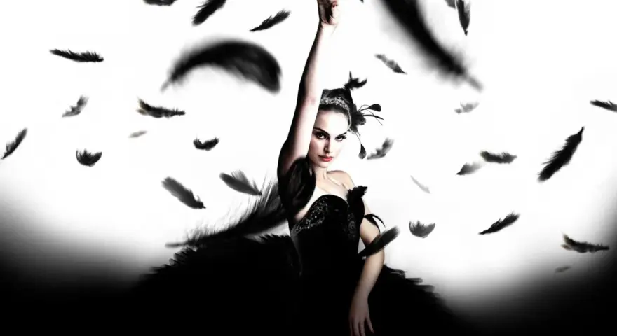 La ballerina Nina, protagonista della trama del film Il Cigno Nero, emerge tra piume nere fluttuanti, simbolo della sua trasformazione.