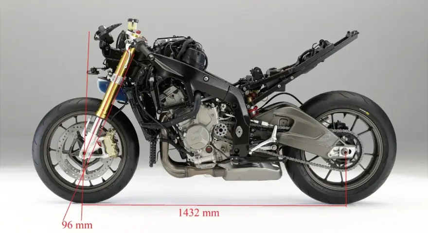 Szczegółowy widok motocykla BMW z zaznaczonymi wymiarami i kątami, ukazujący jego geometrię.
