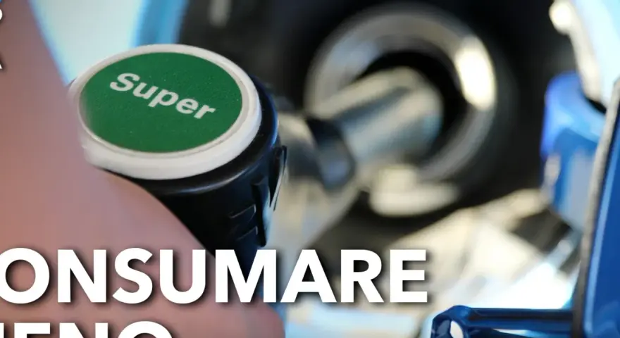 Mano che preme il pulsante "Super" su un erogatore di carburante, suggerendo come la modalità eco cosa significa per un consumo ridotto.