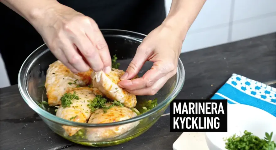 Händer lägger färska örter på saftig marinad kyckling i en glasskål.