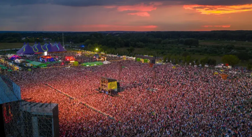 Tysiące ludzi na koncercie podczas Łódź Summer Festival 2026. Zachód słońca nad festiwalową sceną.
