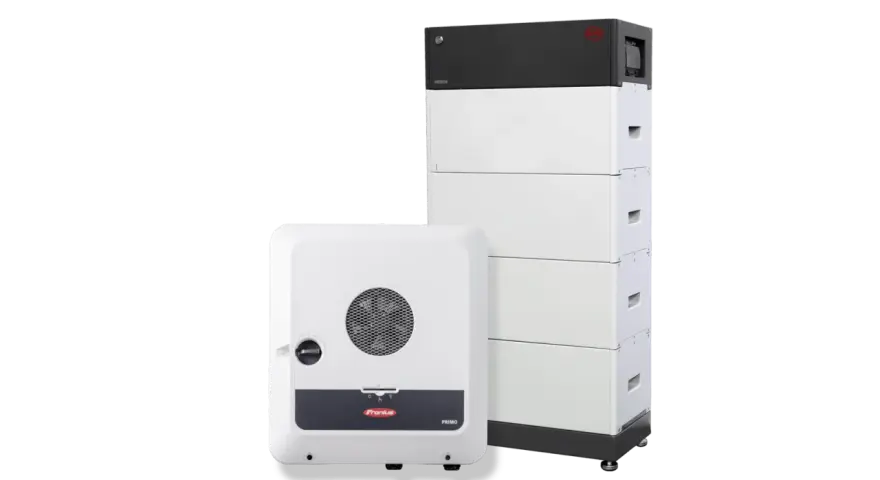 Biały falownik Fronius Primo obok baterii BYD Premium. System magazynowania energii gotowy do pracy.