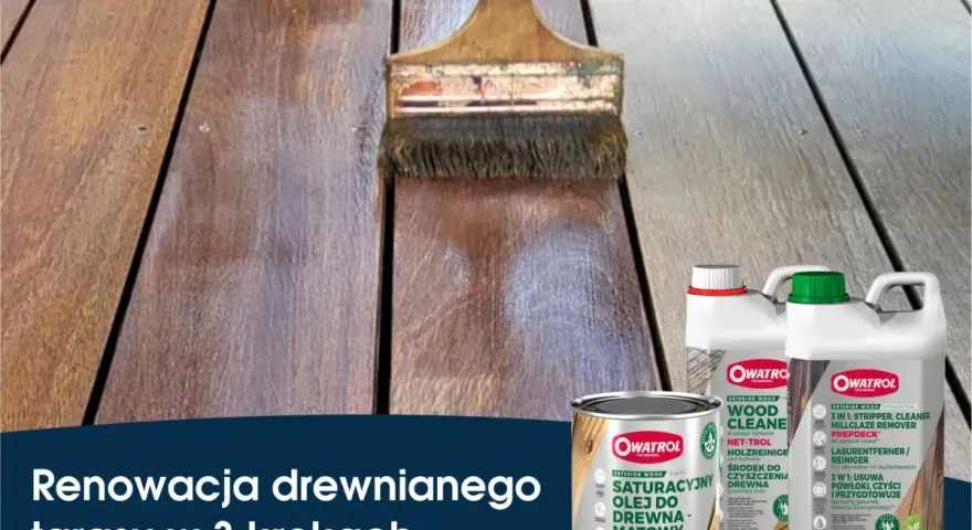 Renowacja drewnianego tarasu z Owatrol. Pędzel nakłada olej na deski, przywracając im blask.