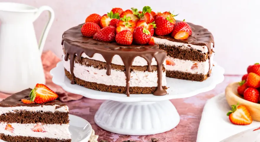 Schoko Erdbeer Torte Kinder: saftiger Schokokuchen mit Erdbeercreme, überzogen mit Schokoglasur und frischen Erdbeeren. Ein Traum für jedes Kinderfest!
