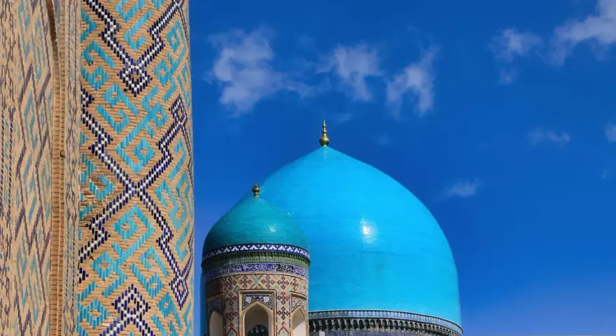 Błękitne kopuły meczetu w Samarkandzie, Uzbekistan. Wspaniałe mozaiki zdobią architekturę, idealne na uzbekistan wycieczki.