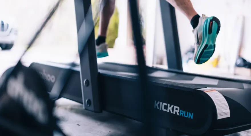 Gambe che corrono sul tapis roulant, un allenamento intenso dove correre sul tapis roulant è più facile.