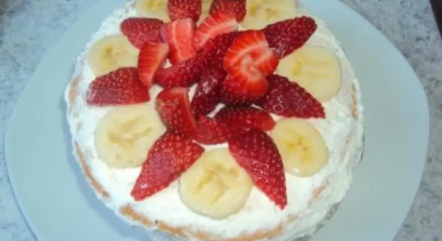Eine leckere Erdbeer-Bananen-Torte mit viel Sahne und frischen Früchten, perfekt für den Sommer.