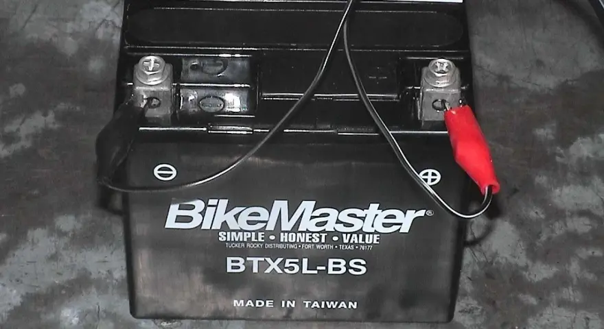 Akumulator motocyklowy BikeMaster BTX5L-BS podłączony do ładowania. Sprawdź, ile powinien mieć naładowany akumulator.