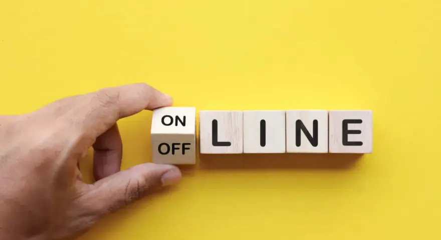 Ein Finger dreht einen Würfel von "OFF" auf "ON", um das **website umziehen** zu symbolisieren. Die Buchstaben "LINE" vervollständigen das Wort "ONLINE".
