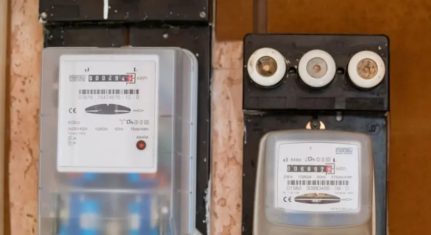 Dwa liczniki energii elektrycznej, jeden z nich wskazuje zużycie zgodne z taryfą c12a.