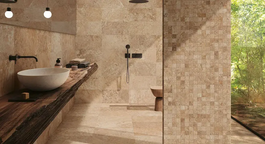 Salle de bain luxueuse avec carrelage en travertin. Le travertin, c'est quoi ? Une pierre naturelle chaleureuse et texturée.
