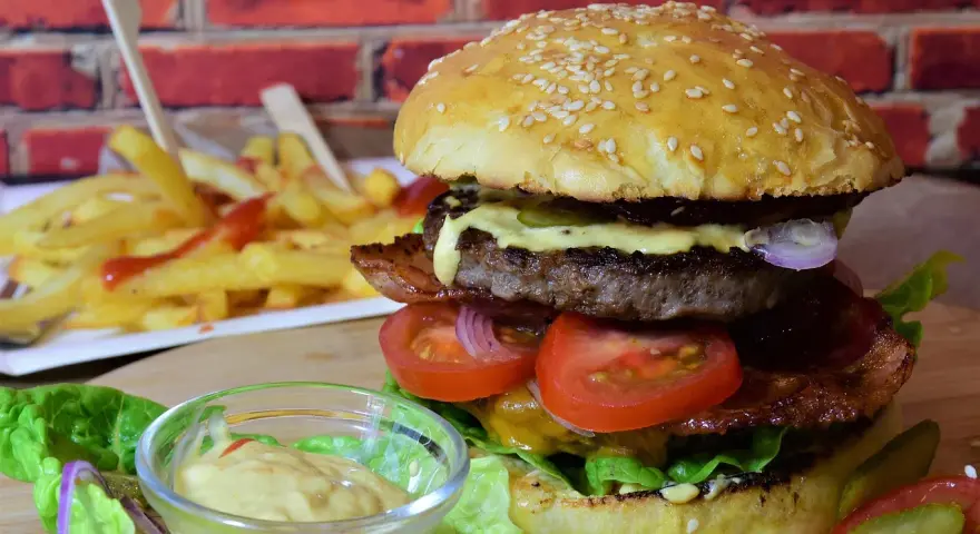 Soczyste mięso na burgery, świeże warzywa, chrupiące frytki i sos. Idealny zestaw na głód!