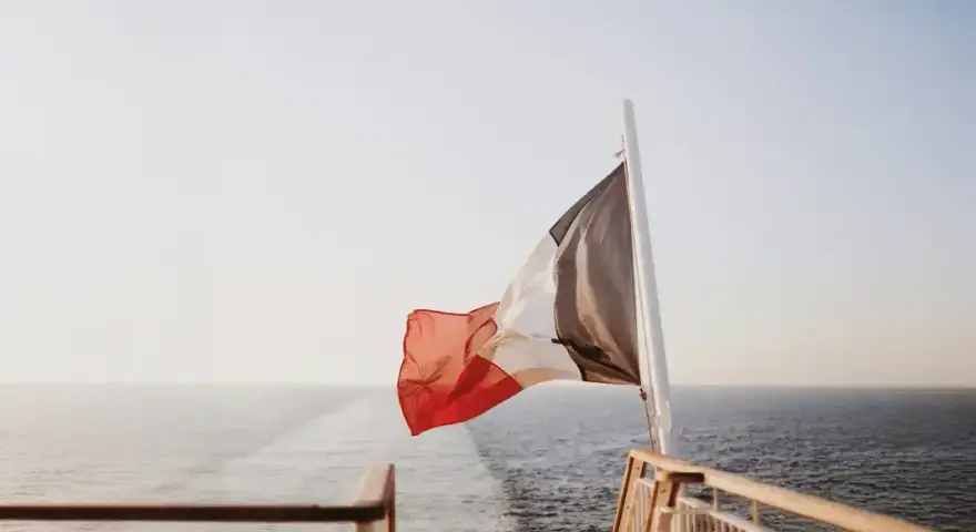 Ile płynie prom z Calais do Dover? Sprawdź czas przeprawy!