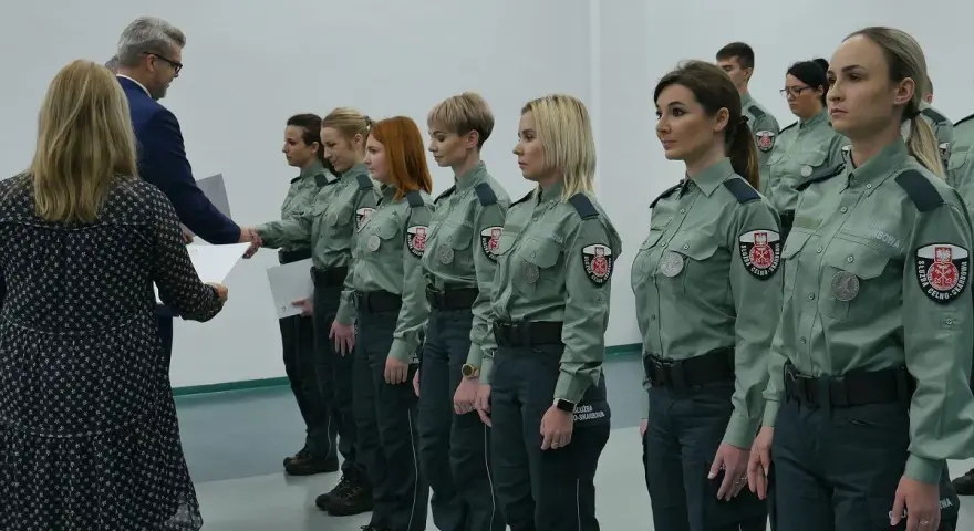 Uroczyste wręczenie dokumentów nowym funkcjonariuszkom służby celno-skarbowej.