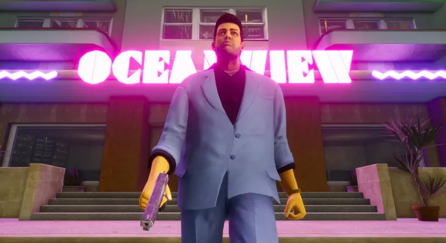 Tommy Vercetti z pistoletem przed neonowym napisem "OCEAN VIEW". Premiera GTA 3 była przełomem.