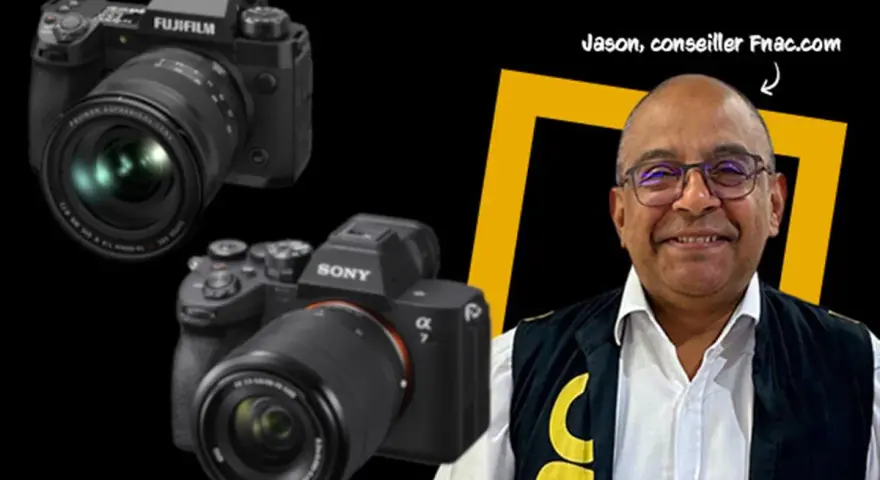 Jason, conseiller Fnac.com, présente deux appareils photo hybrides : un Fujifilm et un Sony.