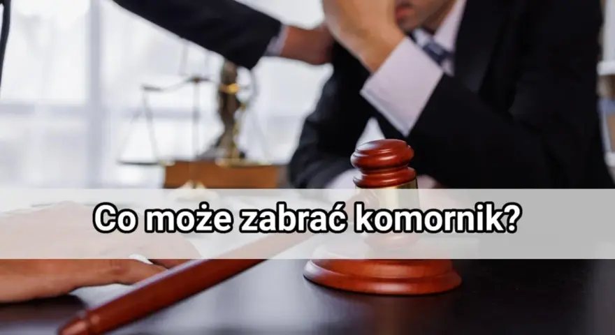Młotek sędziowski i waga sprawiedliwości symbolizują licytację ruchomości. Komornik może zająć wiele przedmiotów, ale nie wszystko.