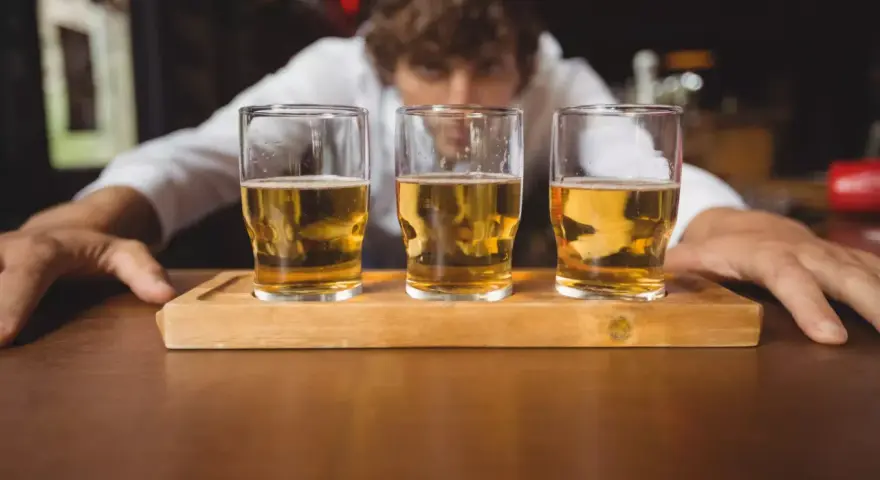 Barman prezentuje trzy kieliszki piwa. Zastanawiasz się, ile kalorii ma piwo?