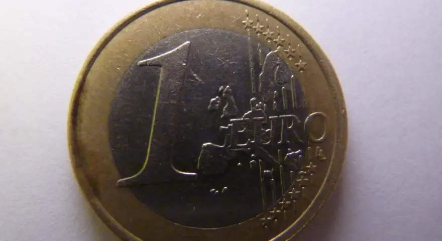 Une pièce de 1 euro 2001, sa valeur est représentée par le chiffre 1 et le mot EURO.